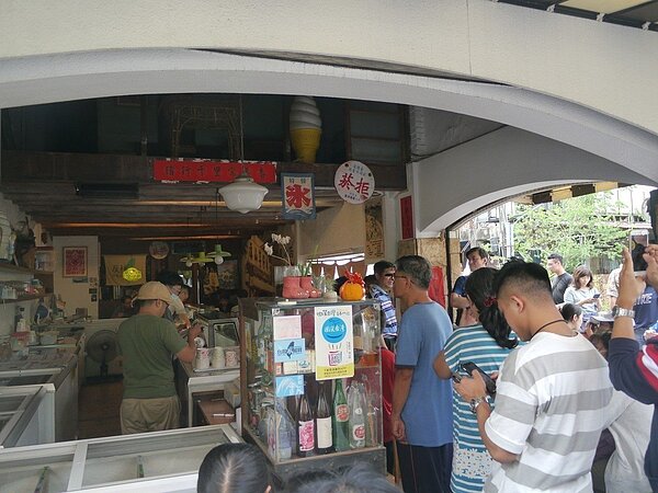 買冰人潮不停，業者低調回應外界詢問。聯合報系記者徐白櫻／攝影