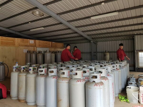 台灣中油公司昨日宣布，20公斤桶裝瓦斯，2日起漲24元。（ 圖／桃園市消防局第二大隊提供）