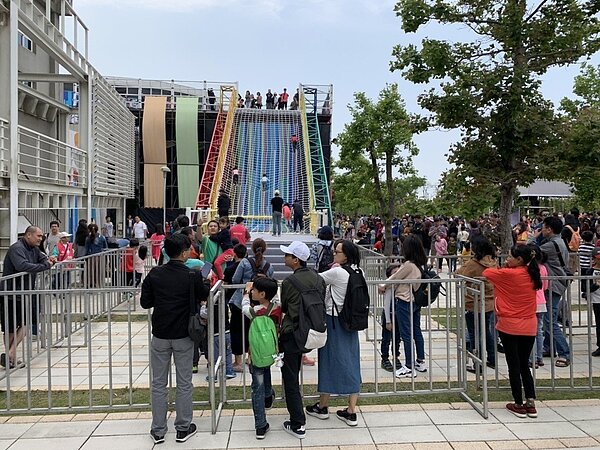 竹市以「勇敢、冒險、征服天空」為主題,整合戶外空間共規劃九大遊具,吸引許多親子前來。圖/市府提供