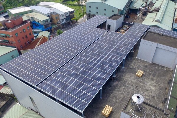 新北市主動在政府單位及鼓勵民間單位安裝太陽能板，累計有502處，年發電量總達27.82百萬瓦（ＭＷ），相當於萬里區家用戶1年用量。圖／新北市經發局提供
