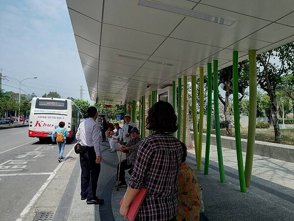 高雄市公車及計程車候車亭禁菸規定經3個月宣導期,4月1日展開稽查取締,衛生局會同警方到各候車亭巡查,首日開出2罰單。(圖/高雄市衛生局提供)