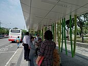 高雄公車亭禁菸　首日開2罰單