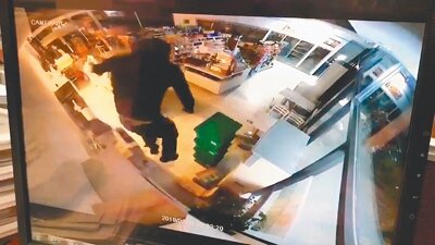 新竹縣政府內的超商遭竊賊「空降」竊走10多萬現金。（圖／徐養齡翻攝）