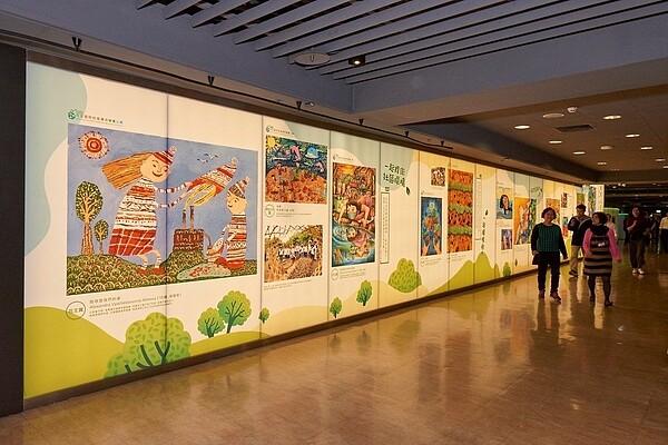 「Let’s ECO Together」花王今年4月在台北誠品R79中山地下書街展出「微笑心生活 一起做環保」公益展演活動。圖/花王公司提供。