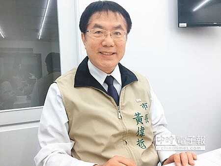 台南市長黃偉哲奉行儉約,市長公務座車將率先改版,承租較小型的車款,每月租金將可省下3萬元。(曹婷婷攝)