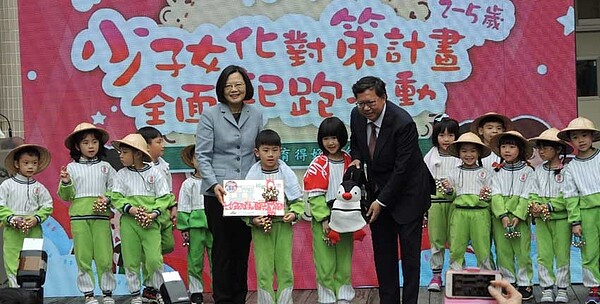 「少子化對策計畫」全面起跑，蔡英文總統2日上午到中壢視察準公幼政策。圖：邱立雅