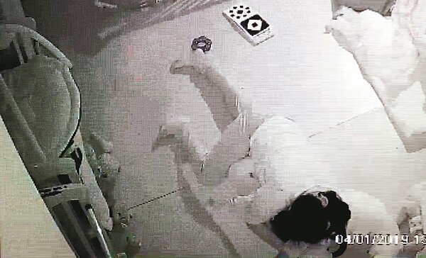 台北市某托嬰中心男嬰午睡猝死,檢警調閱監視器查出,保母側躺抱住男嬰,不排除重壓導致窒息。 記者李奕昕/翻攝