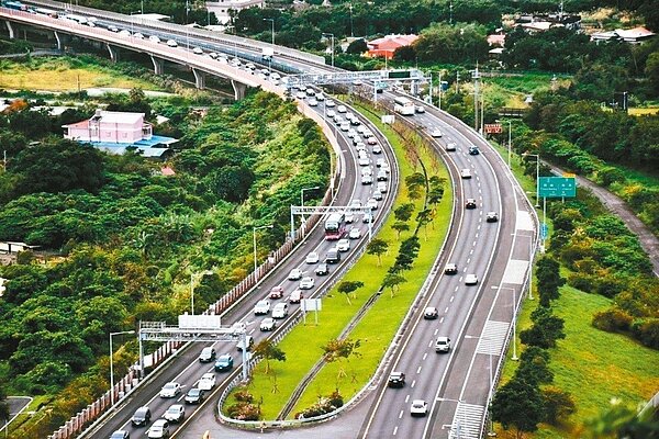 宜蘭縣府交通處與警局公布清明連假期間，容易出現車多、塞車的時段，請用路人儘量避開這些地雷。 圖／聯合報系資料照片