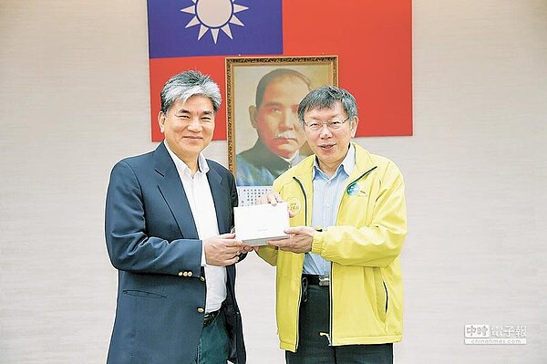 前內政部長李鴻源(左)昨獲邀至北市府市政會議專題演講,市長柯文哲(右)致贈謝卡。(圖/台北市政府提供)