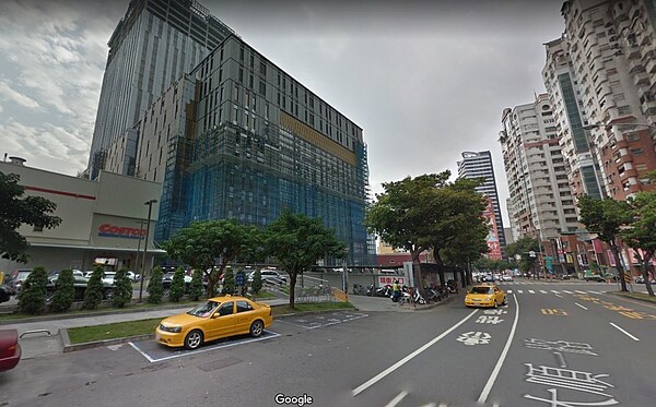 高雄市三民區大順路堪稱百貨一條街。(擷取自Google map)