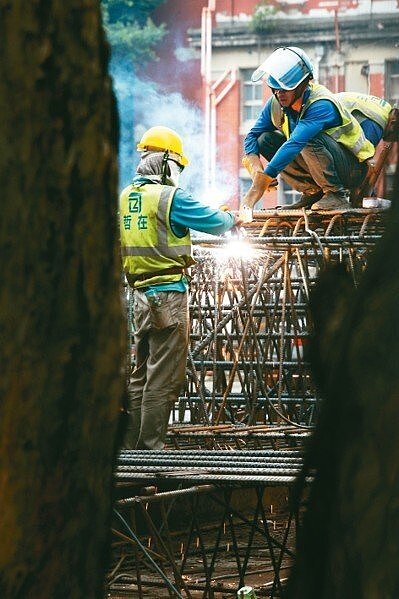 物價指數五年上漲逾5%，達5.14%，四大勞工職災津貼5月起全部調升。圖為辛苦的電焊工人。 記者邱德祥／攝影