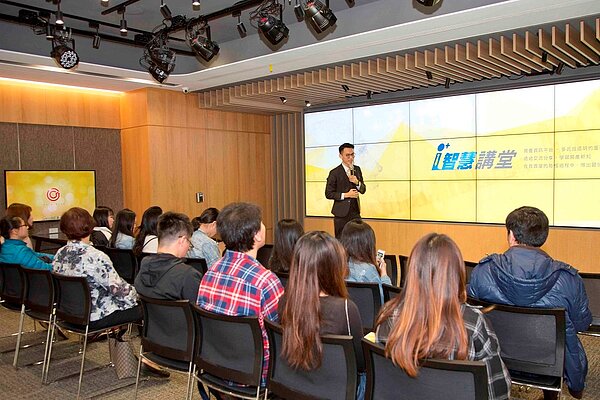 《i+智慧創新體驗館》館長陳繼先跟中國科大參訪同學熱情分享最新房仲科技。(圖/永慶房屋提供)