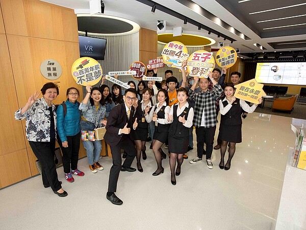 中國科大財稅系系主任陳漢雲(圖左一)帶隊參訪,希望透過與產業串連,替學生未來發展鋪路。(圖/永慶房屋提供)