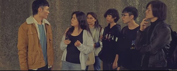 這群人拍影片宣傳建案。(擷取自這群人Youtube片段)