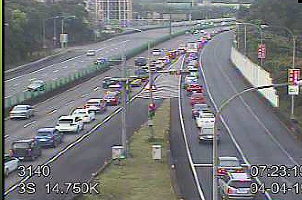 清明連假首日，國5一早就「紫爆」，石碇路段南下嚴重回堵至少3公里，將塞到下午。圖/擷取路況即時系統