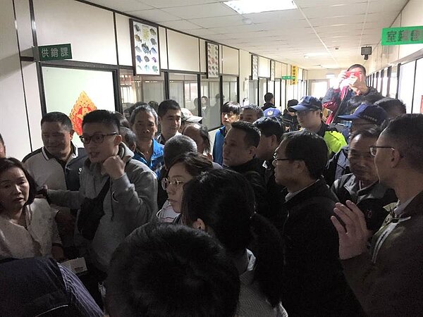 漁港開放垂釣會議爆出激烈衝突,半數漁會代表退席抗議。(游昊予攝)