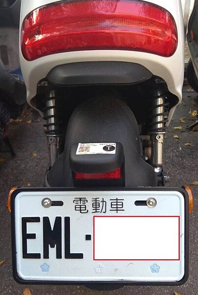 交通局指出,凡車牌上有註記「電動車」的汽機車,即是監理單位認證的電動車!(陳世宗翻攝)