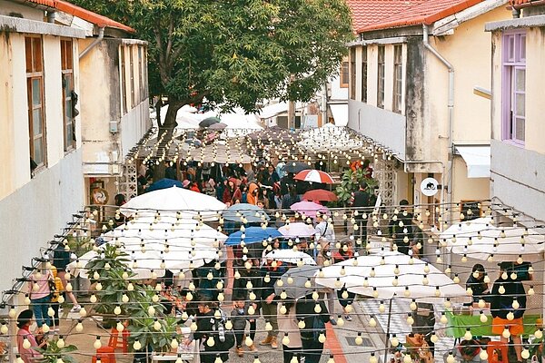 台中市審計新村近來成為最夯的新市集聚落 (見圖),裡頭的理髮店人氣也很高。 記者黃寅/攝影