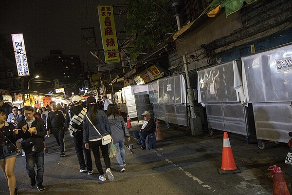 新北市板橋區的湳雅夜市近期傳出夜市後半段有建商要進行都更，導致店家幾乎歇業。記者王敏旭／攝影 