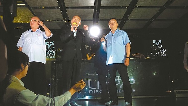 高雄市長韓國瑜(中)現身臨檢的夜店,站上舞台致詞,並強調杜絕毒品。 記者劉星君/攝影