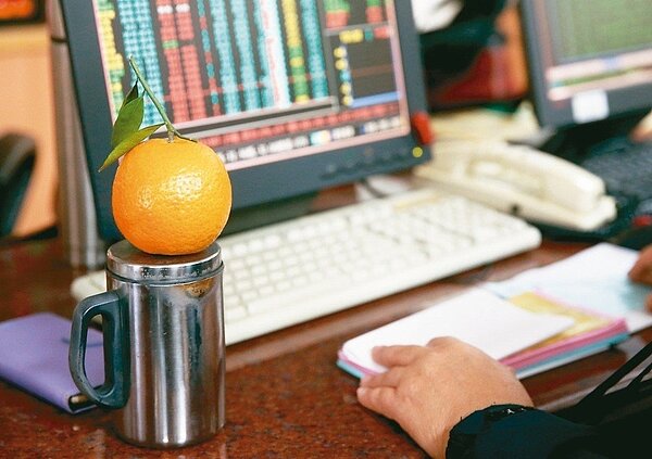 觀察上市櫃企業中,計有21家擬配發的去年董監酬勞超過億元。 報系資料照