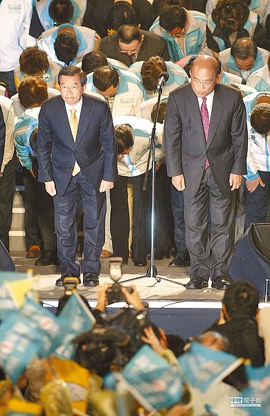 扁以08年大選為例，指民進黨最後雖組成「謝蘇配」，但同台未同心。圖為謝、蘇兩人敗選後向選民致意。（本報資料照片）