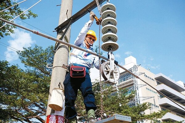 目前僅台鐵、台電等國營公用事業適用輪班間隔八小時,經濟部爭取擴大適用民間企業。 本報系資料庫