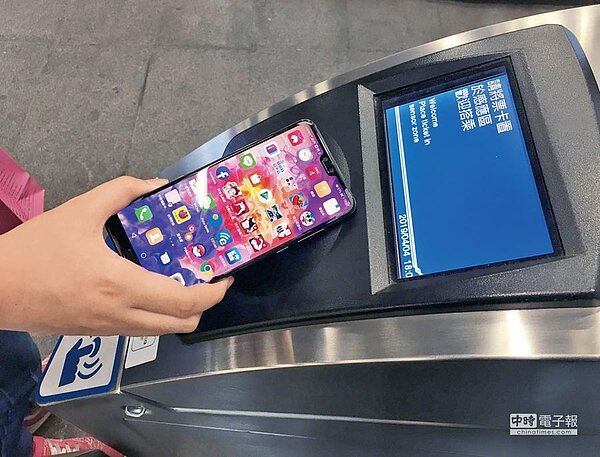 讓三星手機免換卡,就能把悠遊卡「存入」Samsung Pay中,將來進出捷運搭乘公車,甚至超商小額支付,都能用Samsung Pay以悠遊卡扣款。(陳君瑋攝)
