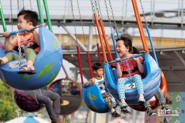 兒盟調查，台灣學童生活滿意度持續下降，創3年新低。圖為遊樂園推出兒童免費入園優惠，吸引親子前往，笑聲滿溢。（中央社）