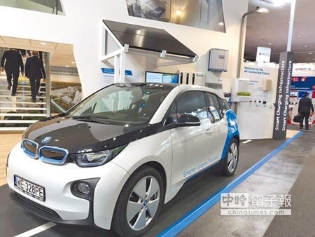 
電動車在世界各國越來越普及，預計到2021年，充電會是一大課題。台達研發出世界目前唯一可以同時充4台車的充電設施，4月在漢諾威工業展展出。（張潼攝）
 