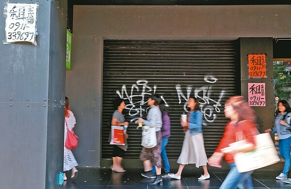 台北東區出現倒店潮,北市府拋空屋稅議題,盼救商圈。 記者余承翰/攝影