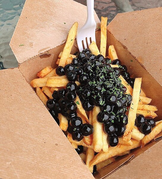 美國一家賣珍珠奶茶的餐飲店，在臉書公布推出「波霸薯條」品項，照片出現薯條上淋滿粉圓。圖／取自Teabo Café臉書