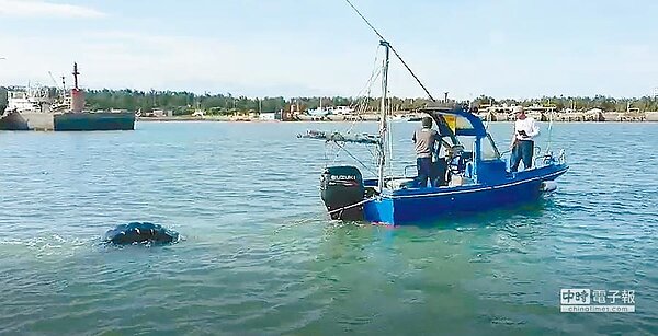 新竹市環保局會同相關單位成立海洋回收站,還給海洋乾淨環境。(莊旻靜翻攝)