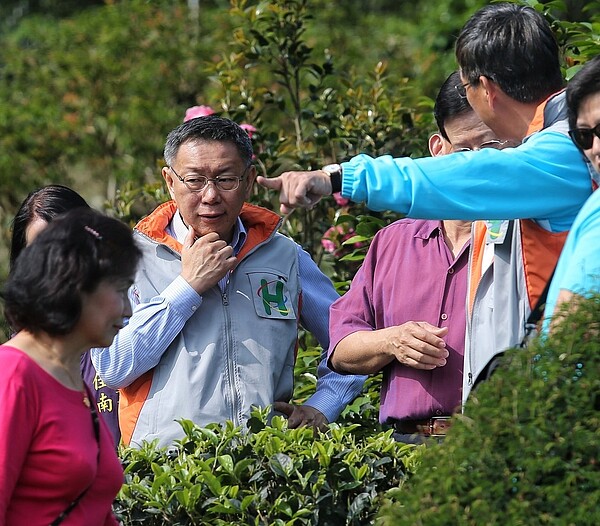 台北市長柯文哲(左)今(6)日上午前往文山區指南里擔任一日社區醫師,與當地茶農里民茶敘瞭解社區照護情形。記者鄭清元/攝影