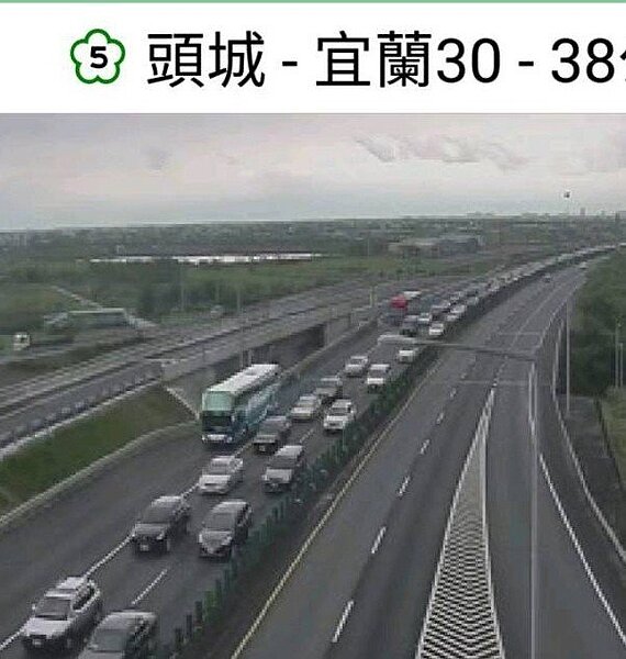 連假第3天,國道5號湧現北返車潮,持續不斷,到下午4點,雪山隧道頭城端主線回堵長達6公里半,各交流匝道回堵1公里。圖/取自國五即時影像