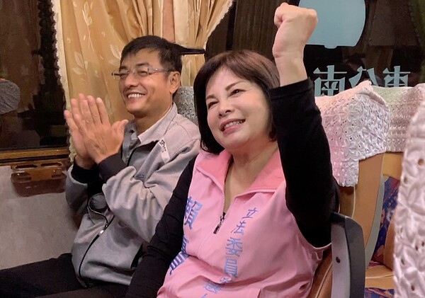 「大台南公車黃1線（新營-柳營-六甲）」增加晚上9點10分班車，賴惠員（右）搭乘首航，陳情的六甲區沈姓家長相當開心。圖／賴惠員提供