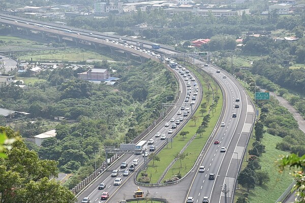 清明四天連假最後一天,下午開始國道車輛湧現。 聯合報系資料照片/記者江婉儀攝影