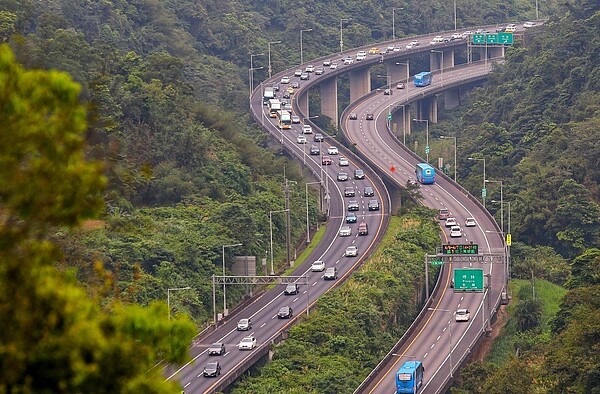 清明節假期第三天，國道5號北上出現塞車情形，部分路段車速低於40公里。記者王騰毅／攝影