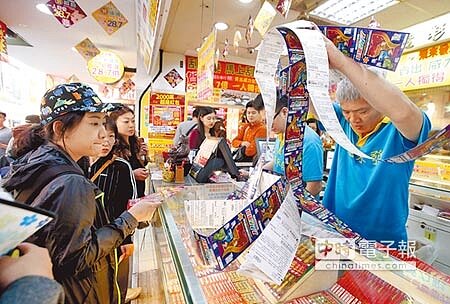 財政部將評估公益彩券單注中獎5000元以下可否免稅,據瞭解,因應法規,發票也將納入研究範圍。(本報資料照片)