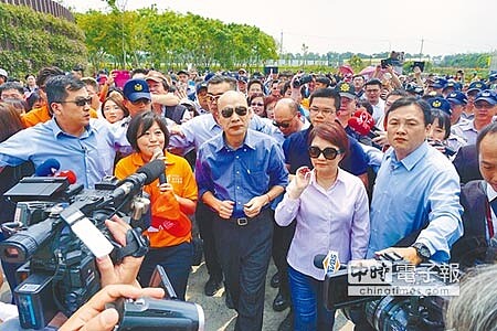 
台中市長盧秀燕陪同高雄市長韓國瑜參訪花博外埔園區，沿路受到遊客熱烈歡迎。（王文吉攝）
 