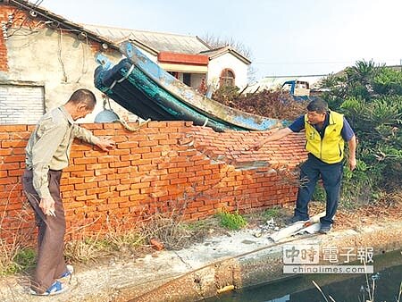 六輕氣爆威力大,附近村落圍牆被震裂。(周麗蘭攝)