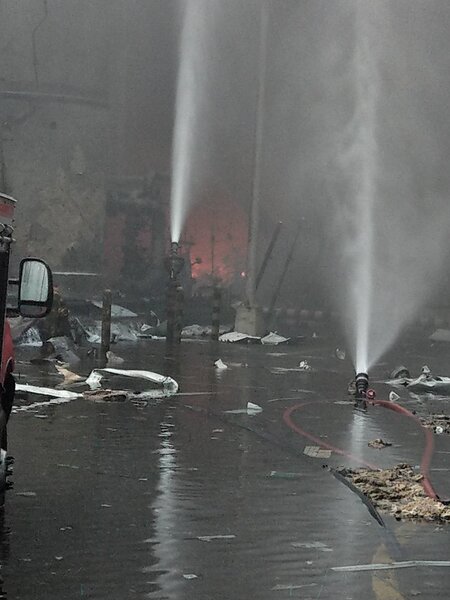 在消防人員救災下，台化芳香烴三廠洩漏出的殘氣明顯已降、火勢變小。圖／消防局提供