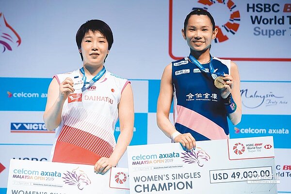 球后戴資穎(右)在馬來西亞公開賽中,擊敗來自日本的強敵山口茜(左)。(法新社)