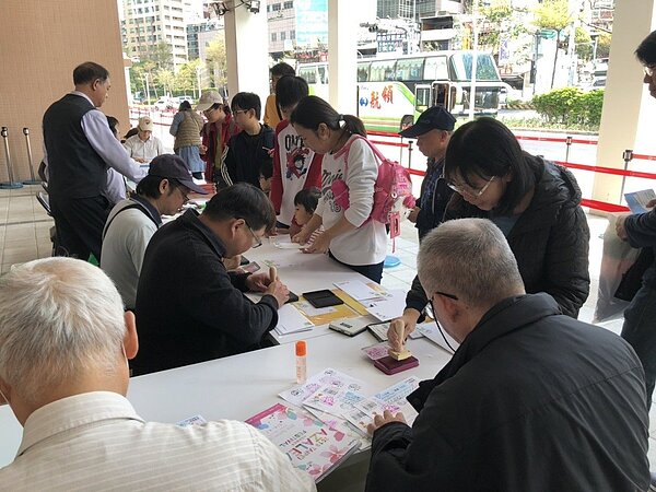 新北捷運公司在兒童節當天推出「淡海輕軌兒童節限定郵戳」,吸引不少集郵迷前往。圖/新北捷運公司提供