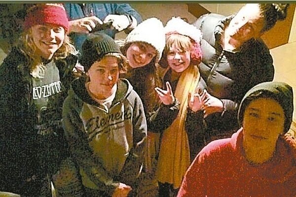 紐西蘭夫婦帶著小孩和侄女去歐洲旅行,他們透過Airbnb在愛爾蘭訂房並入住時,發現客廳居然暗藏針孔,還現場直播。 圖╱取自Nealie Barker臉書