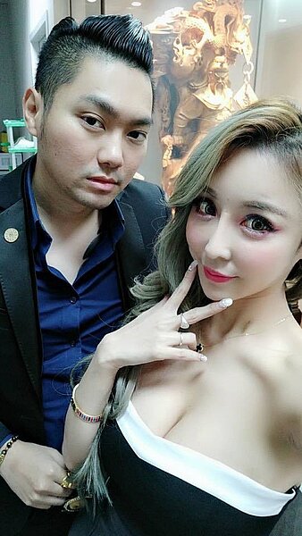 連姓直播主曾找女模雪碧一起直播。圖/擷取自連男臉書