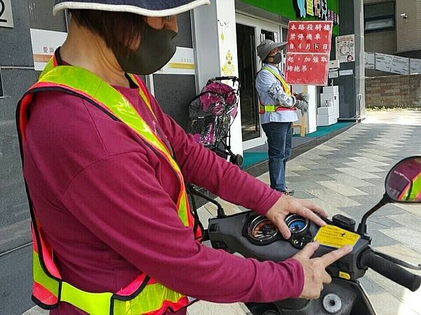 新北市交通局派員張貼宣導貼紙,並由警方加強勸導。圖/新北市交通局提供