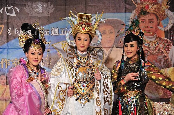 歌仔戲菩提禪心舉行首映記者會，製作人兼演員孫翠鳳（中）和二個女兒陳昭婷（左）、陳昭賢（右）穿著單元劇六牙白象的服裝出場。聯合報系資料照