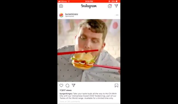 美國速食連鎖店漢堡王近日在紐西蘭的官方社群上釋出一則新廣告，片中描述多名顧客笨拙的用巨型筷子吃漢堡，遭外界痛批「種族歧視」。截自推特