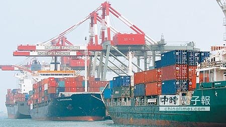 
財政部公布首季進出口統計，因全球景氣降溫，雙雙出現負成長。圖為台灣第二大貨櫃進出口港台中港。（陳世宗攝）
 